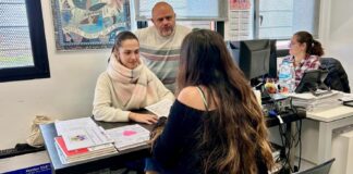 Personas solicitando ayuda de la Fundación Amancio Ortega en Picassent