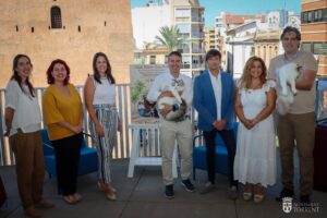 Grupo de personas en la presentación de la exposición felina en Torrent