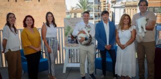Grupo de personas en la presentación de la exposición felina en Torrent