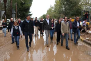 Pedro Sánchez y los reyes Felipe VI y Letizia visitan áreas afectadas por la DANA en Paiporta