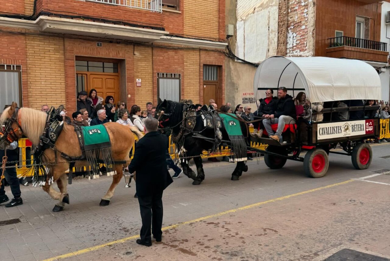 Museros celebra la festividad de Sant Antoni con fuego, pólvora y la tradicional bendición de animales