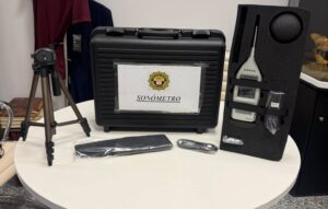 Sonómetro de la Policía Local de Foios en una mesa