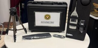 Sonómetro de la Policía Local de Foios en una mesa
