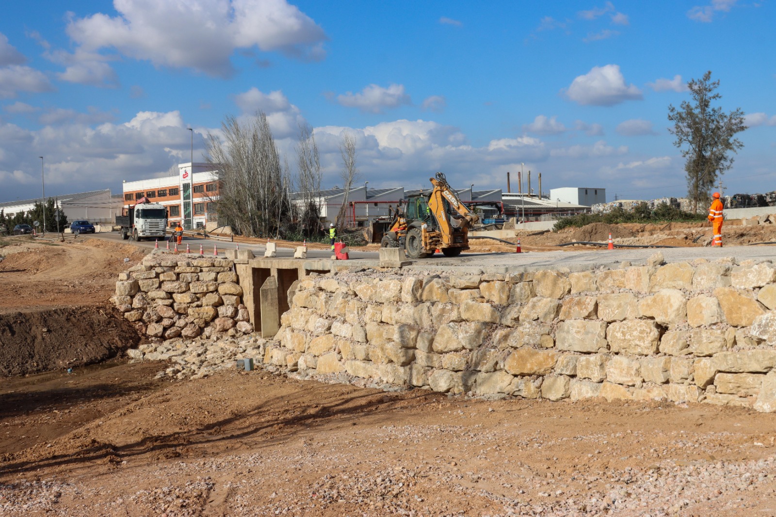 Obras de emergencia en la antigua CV-411 en Torrent tras la DANA