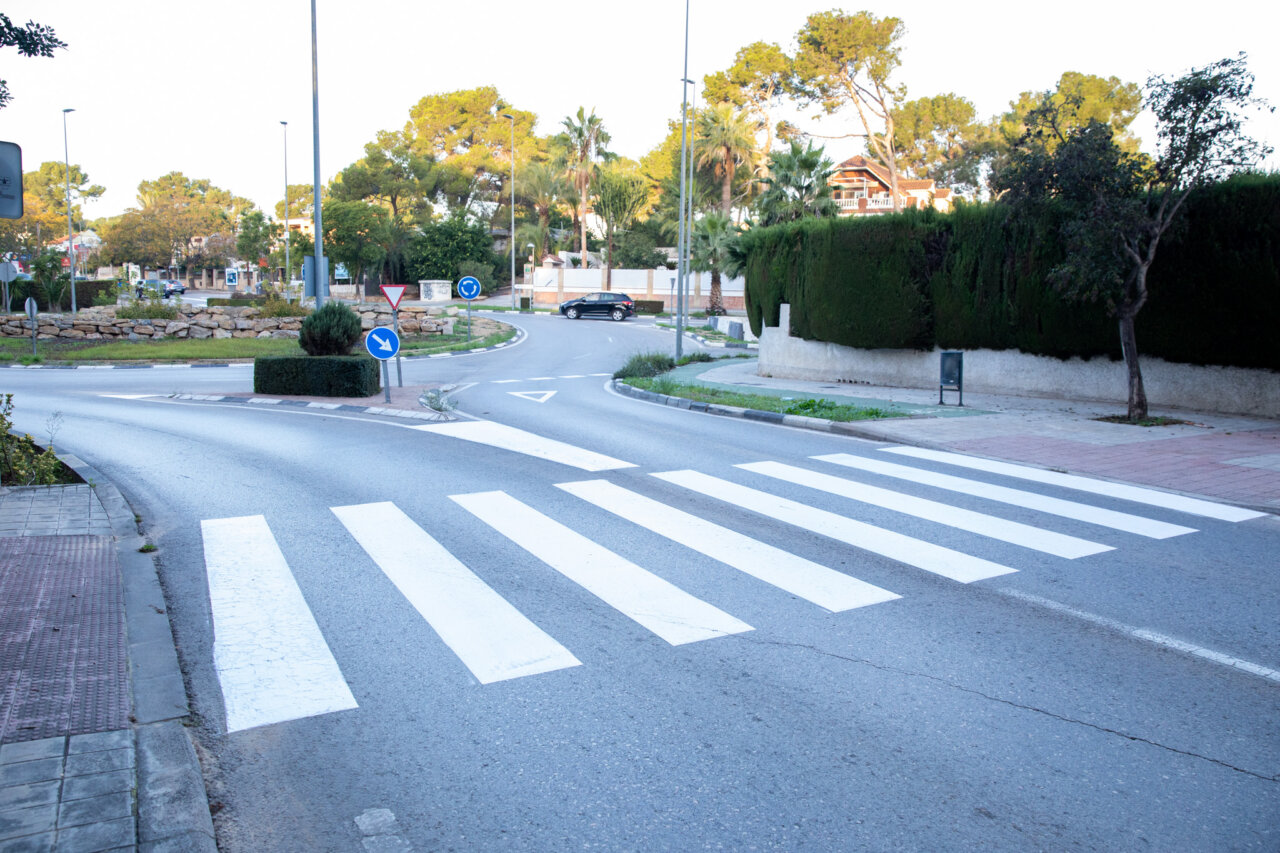 Paterna refuerza la seguridad vial y  peatonal de la calle 29, el principal eje de La Canyada   