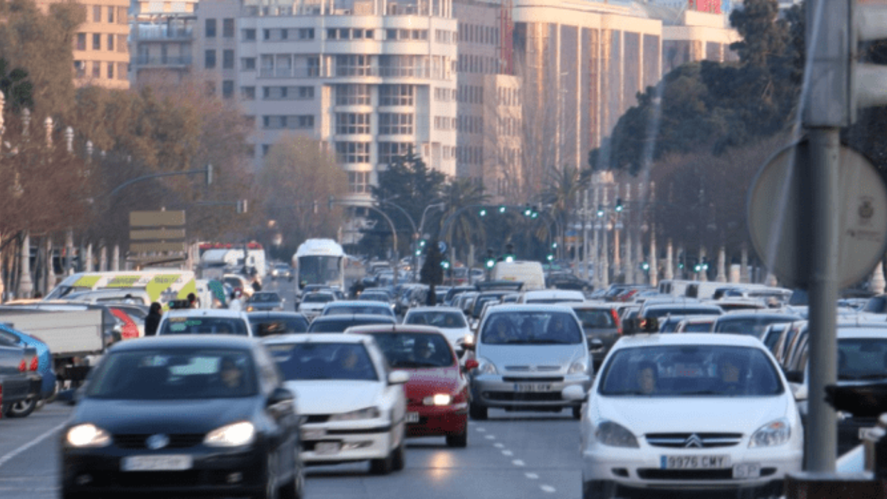 Tráfico denso en la Alameda de Valencia con varios coches