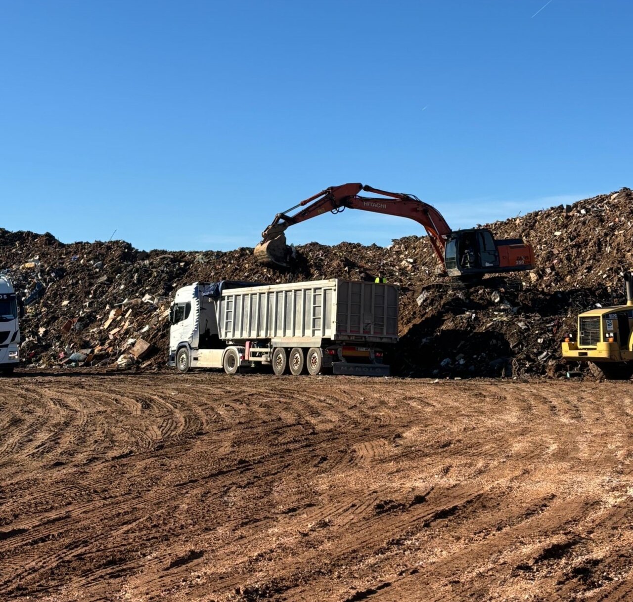 Avanza la tercera fase de la retirada de residuos de la dana con el vaciado del punto de transferencia de Catarroja