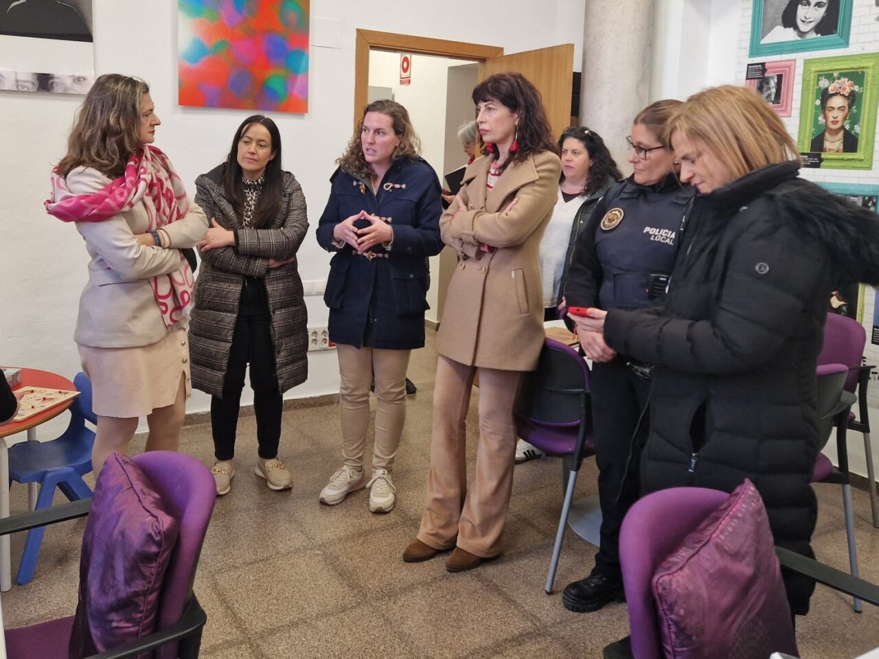 ministra Ana Redondo, delegada del Gobierno Pilar Bernabé y la alcaldesa de Catarroja Lorena Silvent
