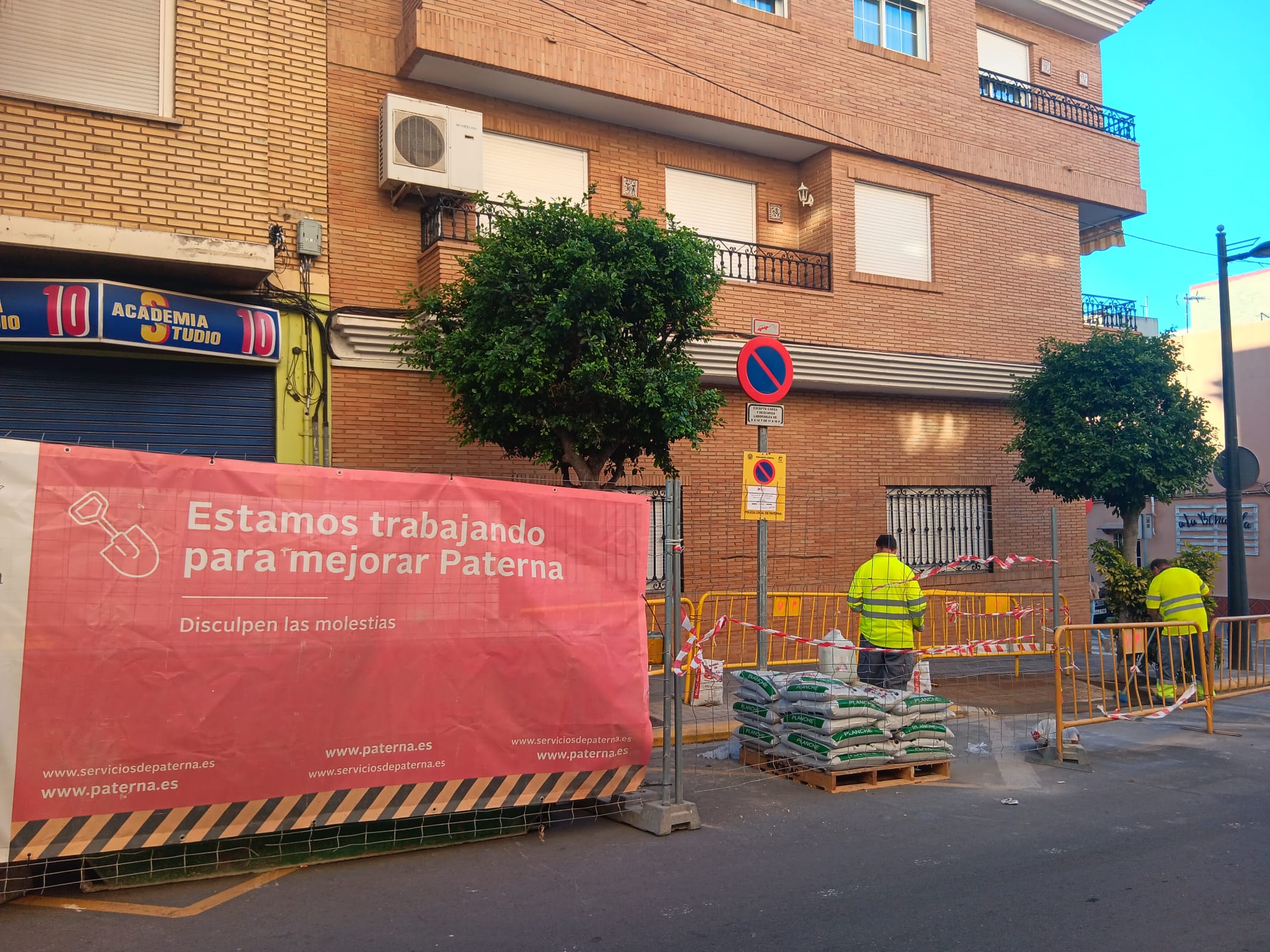 Trabajadores realizando reparaciones en la Avenida Primero de Mayo en Paterna
