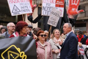 Concentración de afectados por DANA en Les Corts pidiendo la dimisión de Mazón
