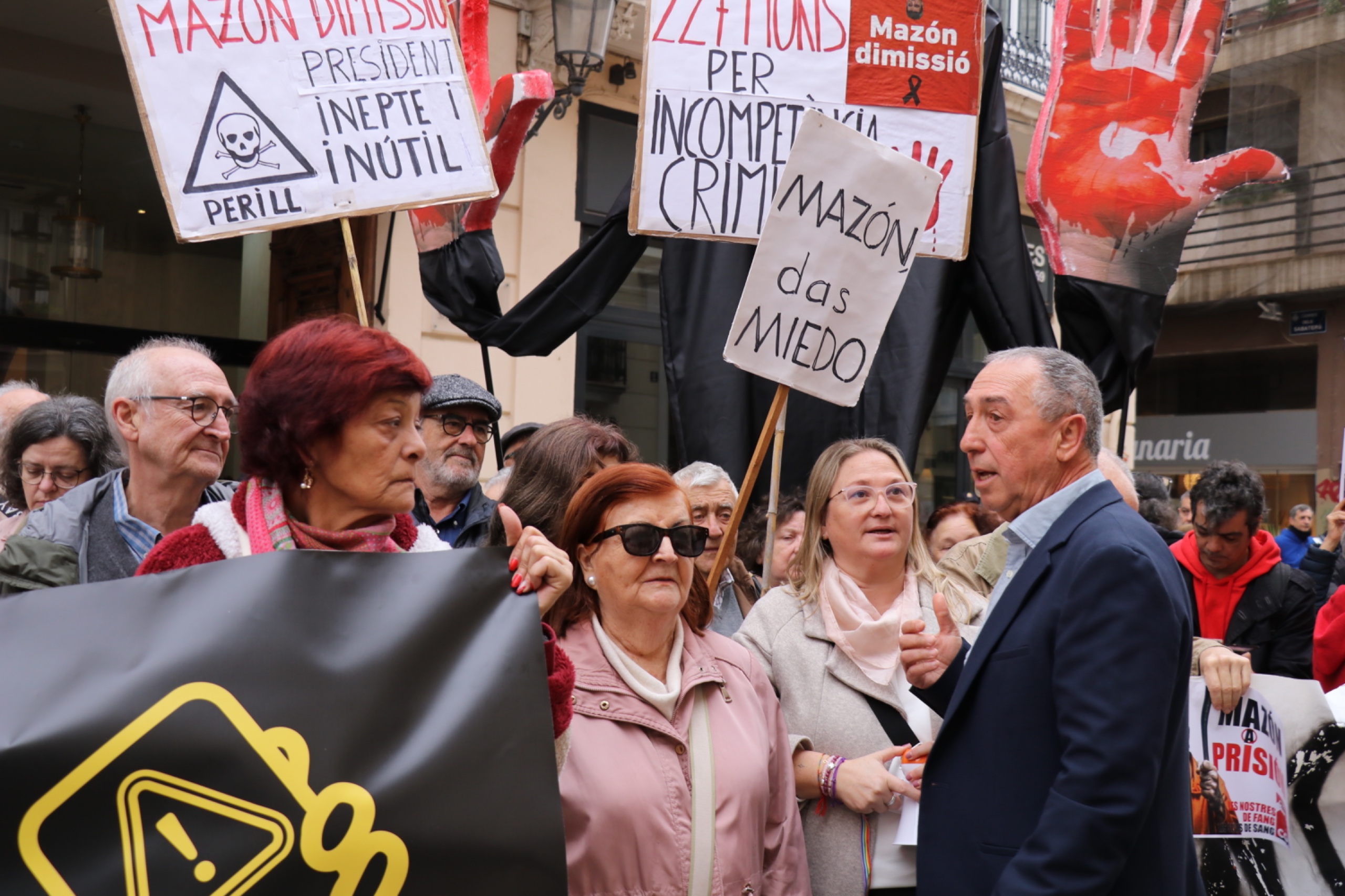 Concentración de afectados por DANA en Les Corts pidiendo la dimisión de Mazón