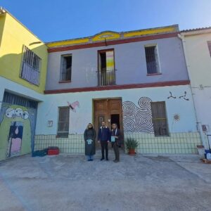 Exterior de l'Alqueria Zarzo en Benimaclet con personas y murales