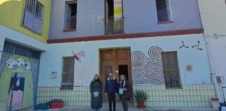 Exterior de l'Alqueria Zarzo en Benimaclet con personas y murales