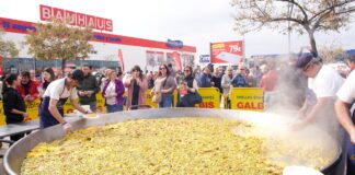 Gran paella popular durante la reapertura de Bauhaus en Alfafar