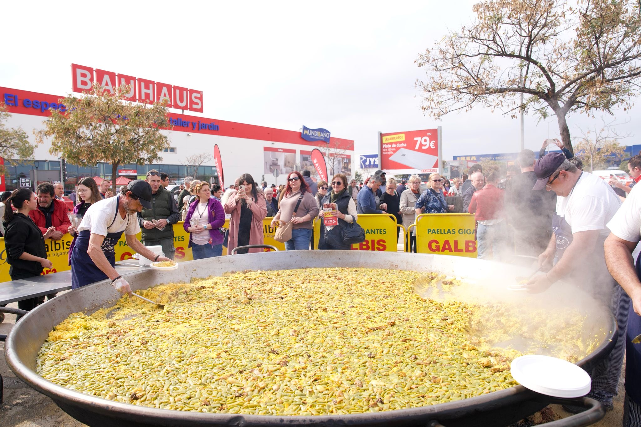 Gran paella popular durante la reapertura de Bauhaus en Alfafar