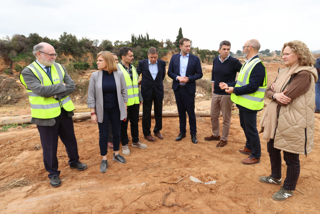 Carlos Mazón visita las zonas agrícolas de Torrent y Catarroja dañadas por la riada