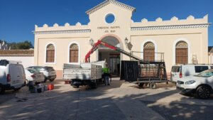 El cementerio de Catarroja recupera su histórica puerta 108 días después de la tragedia
