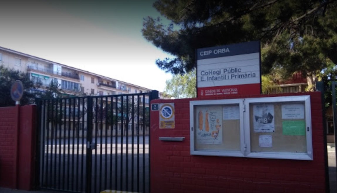 Entrada del CEIP Orba en Alfafar con su cartel y reja