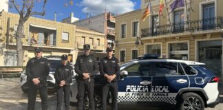 Agentes de policía junto a vehículos híbridos en La Pobla de Farnals