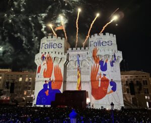 Celebración de la Crida de las Fallas en Valencia con fuegos artificiales