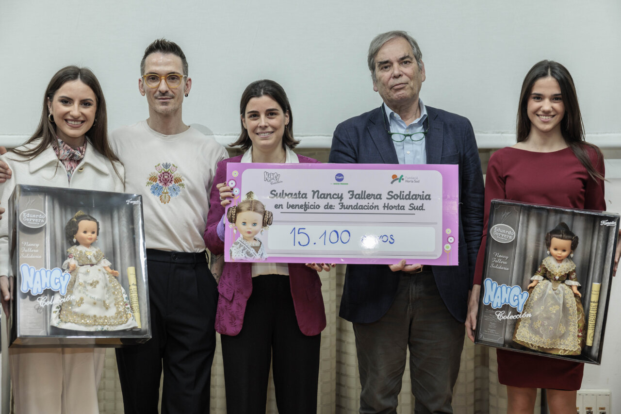 entrega cheque subasta Nancy falleras solidaridad DANA