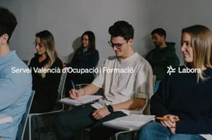 Grupo de personas en una sesión de formación laboral de Labora