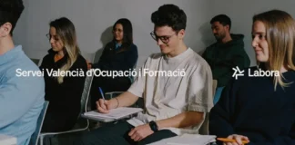 Grupo de personas en una sesión de formación laboral de Labora