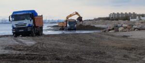 Maquinaria trabajando en la limpieza del Barranc del Carraixet en Alboraya