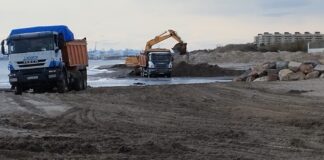 Maquinaria trabajando en la limpieza del Barranc del Carraixet en Alboraya