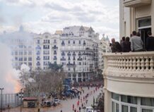 Bomberos comienza a revisar las fachadas de la plaza del Ayuntamiento para las mascletaes