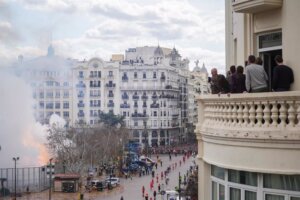 Bomberos comienza a revisar las fachadas de la plaza del Ayuntamiento para las mascletaes