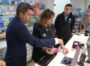 Mazón comprueba en una farmacia de Paterna el sistema digital de dispensar medicamentos que sustituye el cupón precinto
