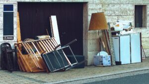 Montón de muebles y objetos abandonados en la calle