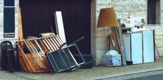 Montón de muebles y objetos abandonados en la calle