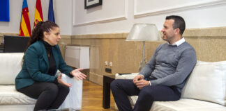 Vicent Mompó y Raquel Ramiro conversando en una reunión