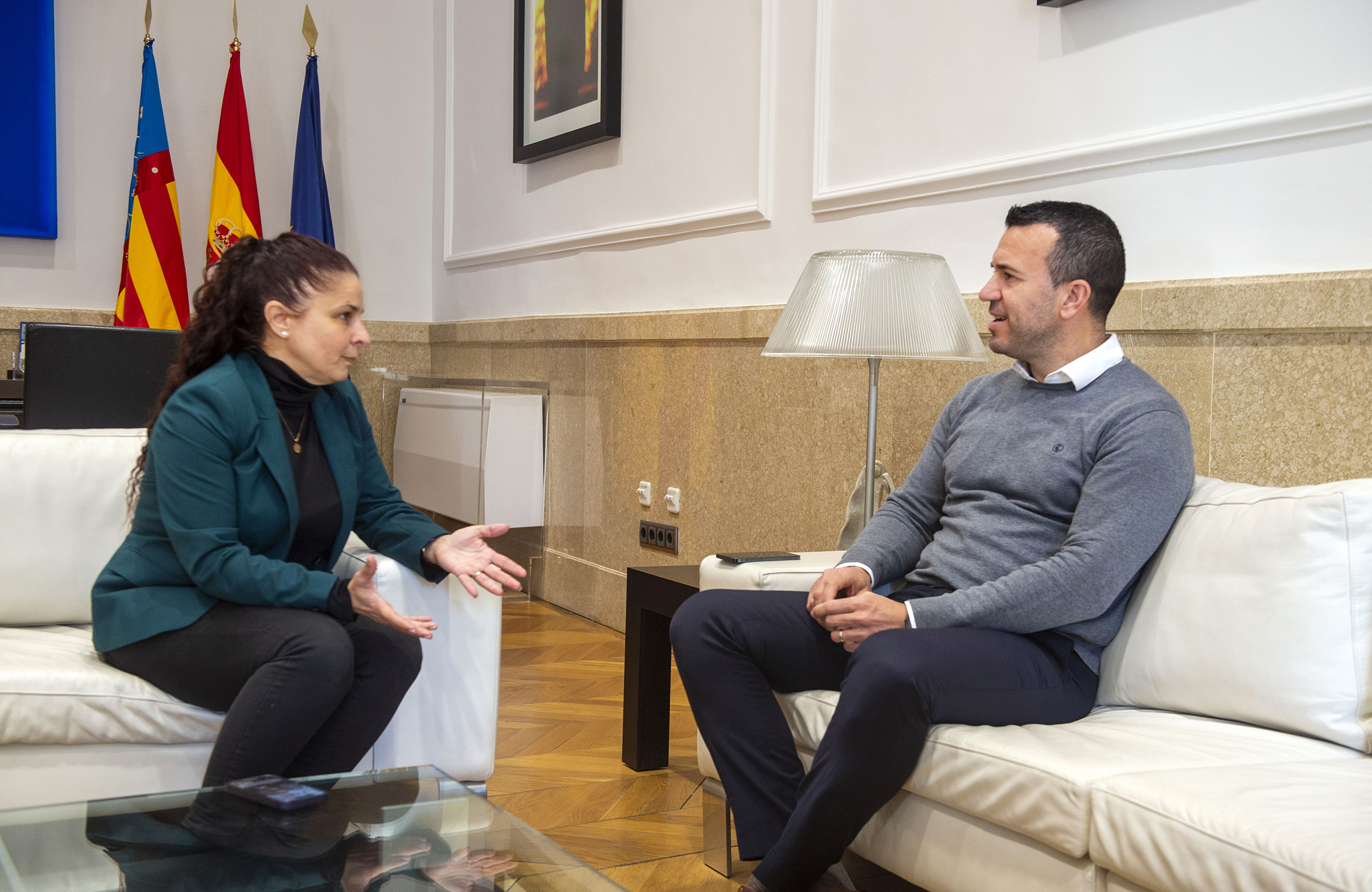Vicent Mompó y Raquel Ramiro conversando en una reunión