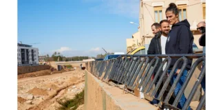 La seleccionadora nacional de fútbol femenino Montse Tomé visita zona afectada por la DANA en Paiporta