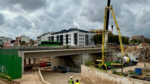 Obras de reconstrucción del puente de Paiporta sobre el barranc del Poyo.
