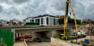 Obras de reconstrucción del puente de Paiporta sobre el barranc del Poyo.