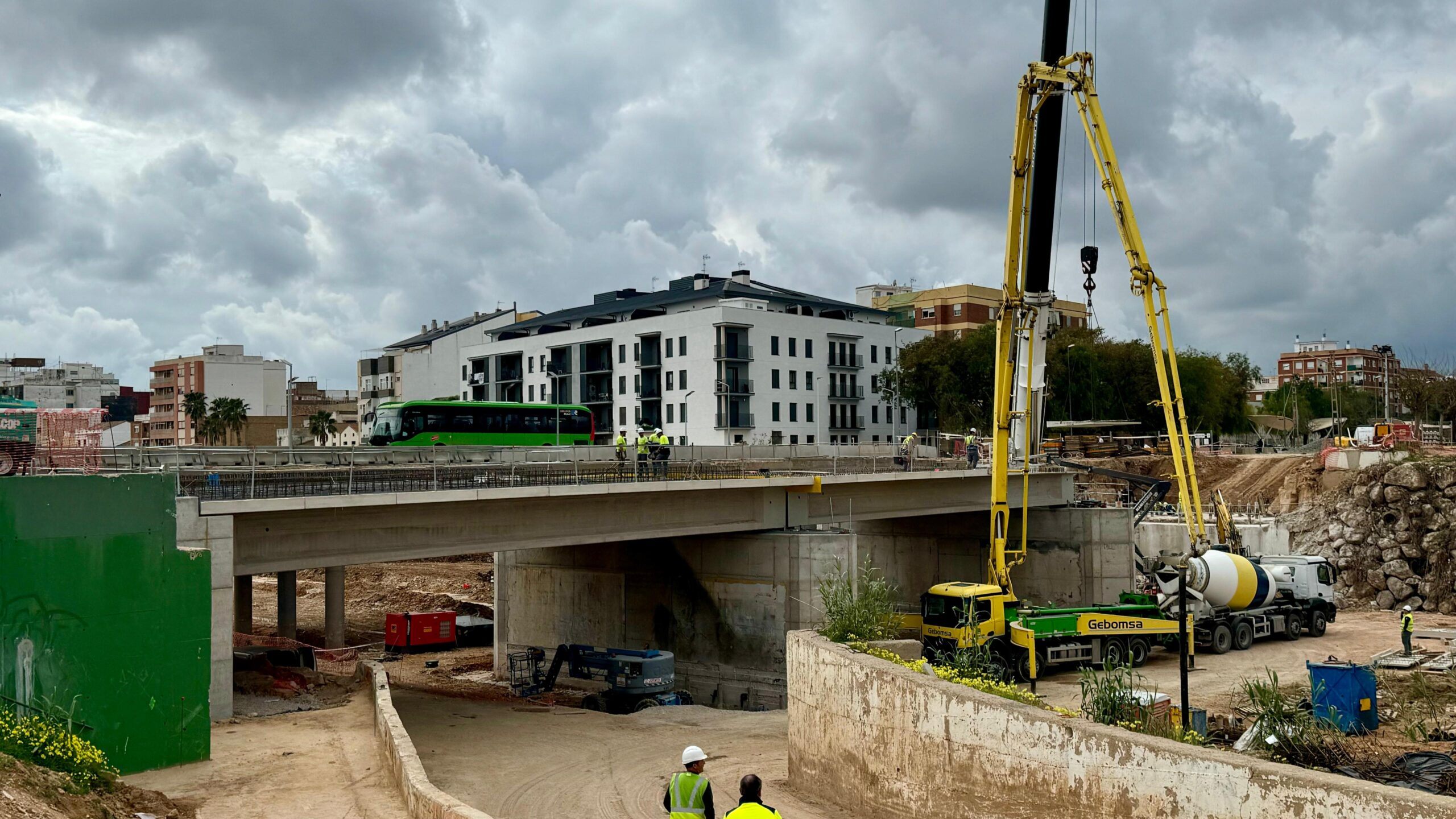 Obras de reconstrucción del puente de Paiporta sobre el barranc del Poyo.