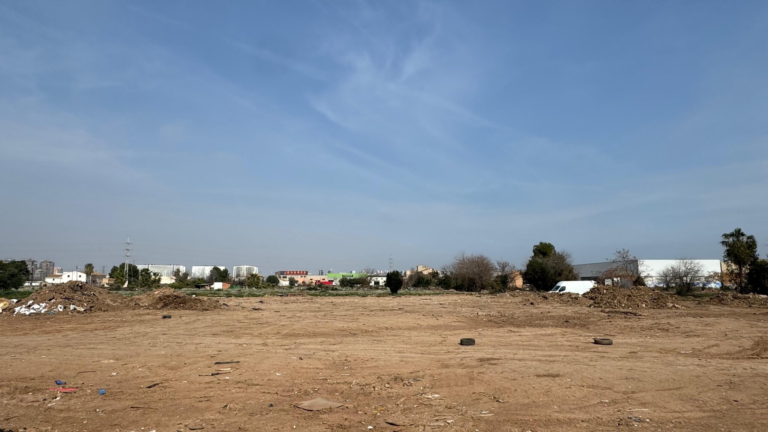 Terreno vacío tras la retirada de vehículos en Sedaví