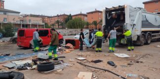 Operarios realizando limpieza en el barrio La Coma de Paterna