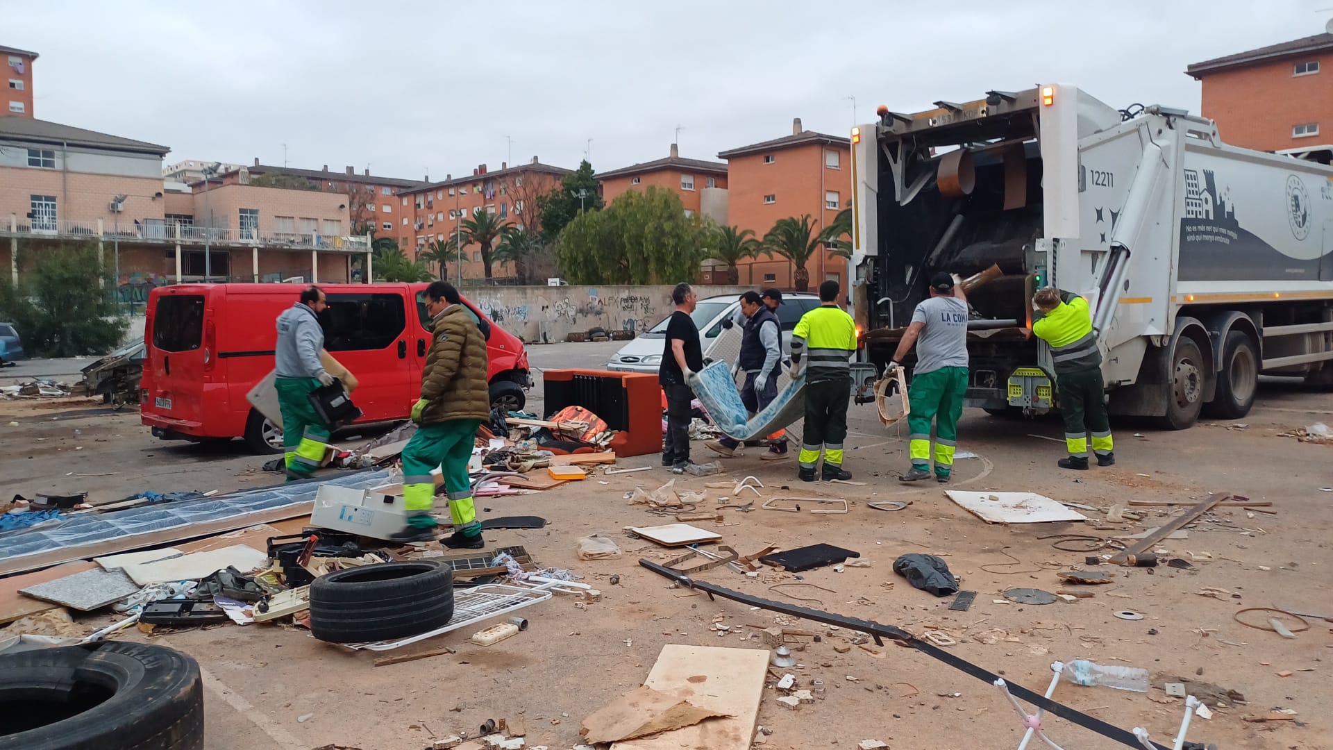 Operarios realizando limpieza en el barrio La Coma de Paterna