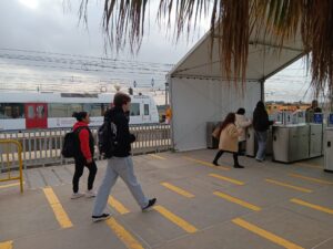 Pasajeros accediendo a la estación de metro de Valencia Sud