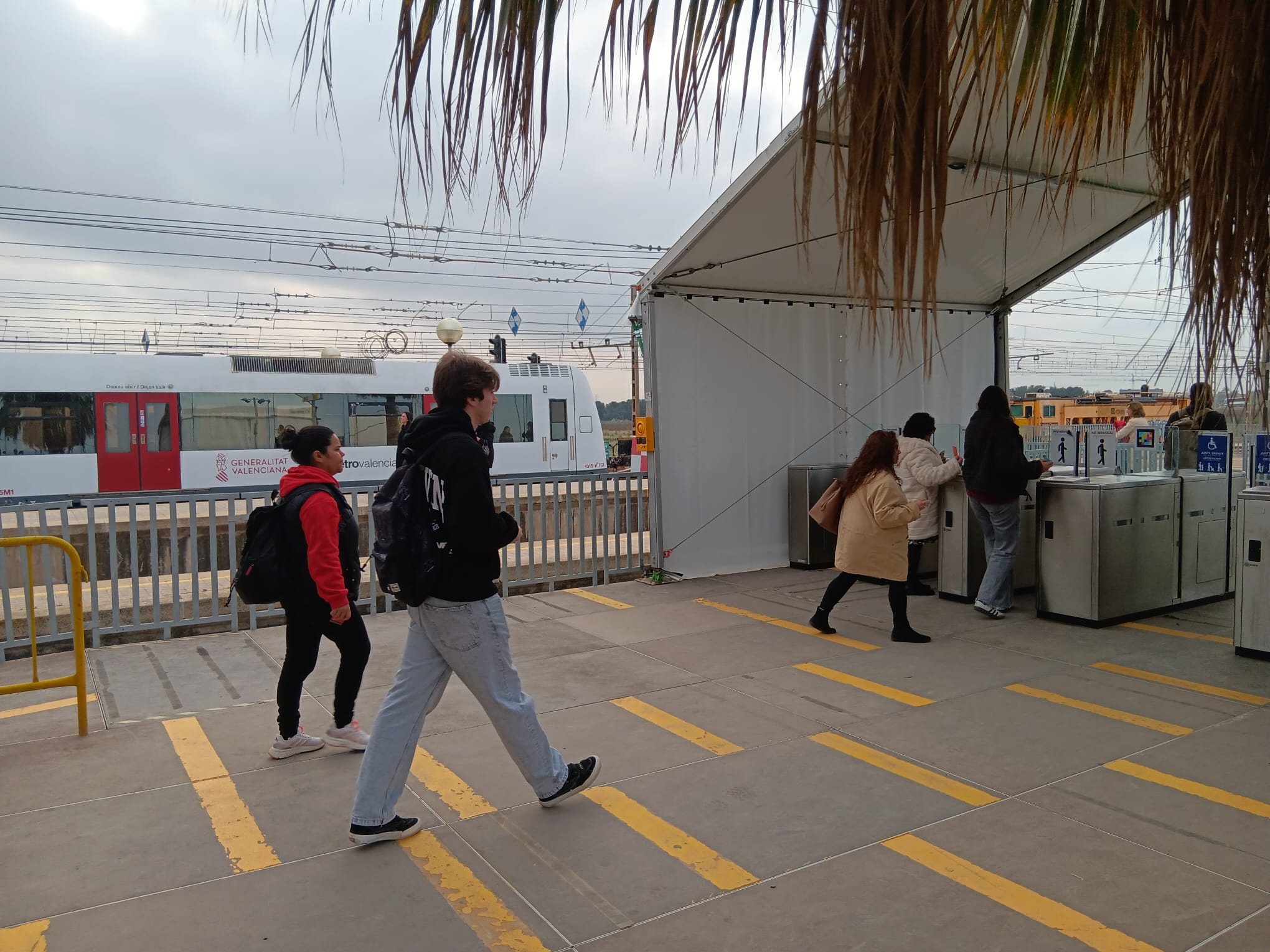 Pasajeros accediendo a la estación de metro de Valencia Sud