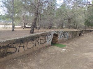 Vandalizan el 'Paredón de España' de Paterna (Valencia) con una pintada con insultos a Sagredo