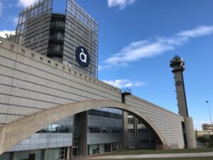 Edificio A Punt con su distintivo logo en la fachada