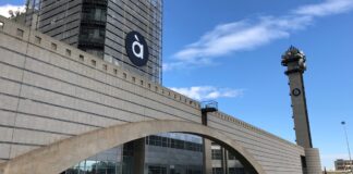 Edificio A Punt con su distintivo logo en la fachada