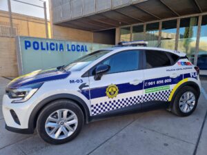 Coche de la Policía Local de Alboraya frente a su sede
