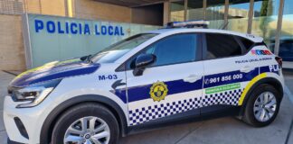 Coche de la Policía Local de Alboraya frente a su sede
